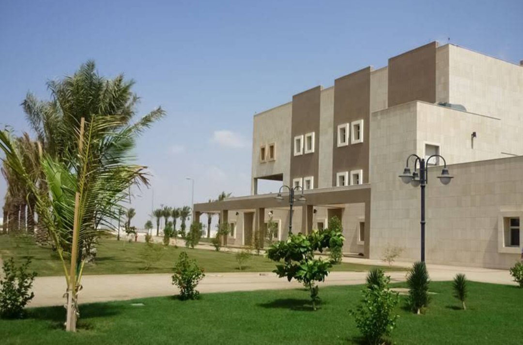 بيت في مجمع سكني